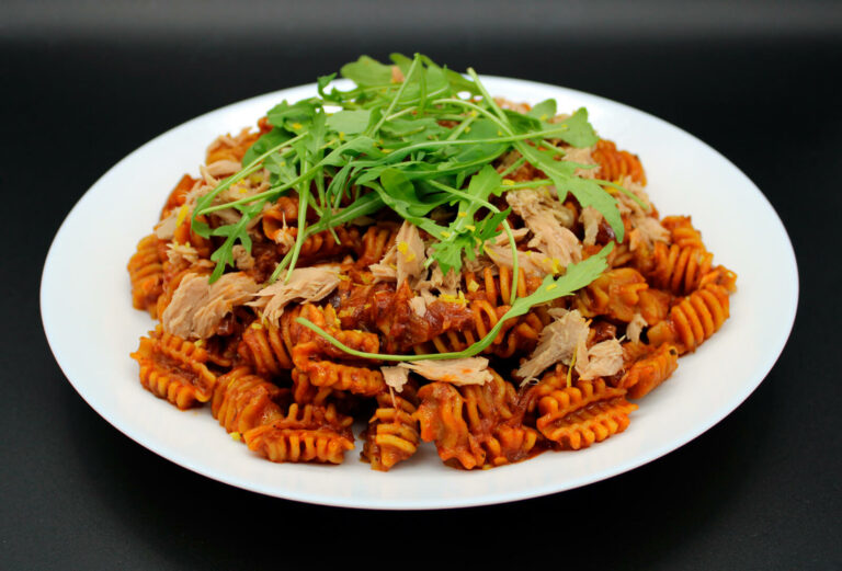 Pasta con Salsa de Tomate, Atún y Rúcula: Un Clásico Renovado
