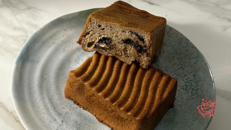 Pastel de plátano con dátiles y chocolate